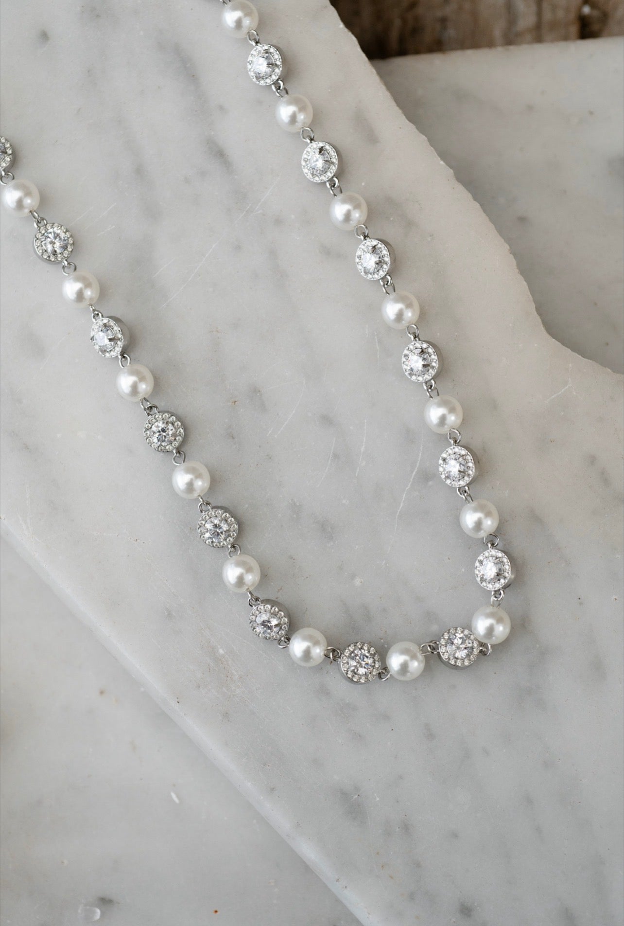 COLLANA PERLE E PUNTO LUCE