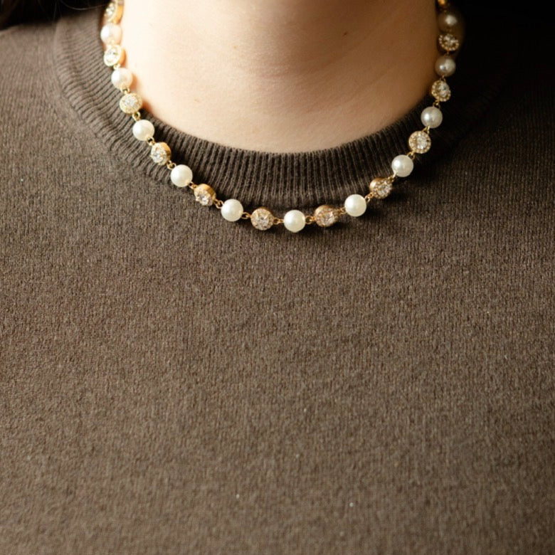 COLLANA PERLE E PUNTO LUCE